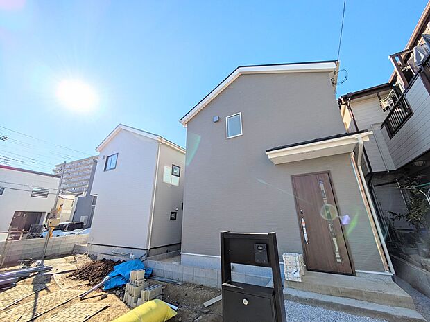 【玄関】家の顔となる玄関は、高いデザイン性が求められます。高級感と断熱性、防犯性に優れた玄関ドアを標準装備。ピッキング対策のセキュリティサムターン等、防犯に考慮しました。