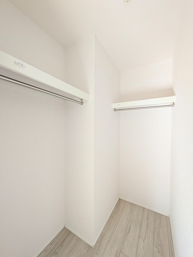 【ウォークインクローゼット】 たくさんの洋服をかけてもシワになりにくいウォークインクローゼット。洋服以外にも、普段使わない家電やスーツケース、ストック品など何でも片付く嬉しい空間です。