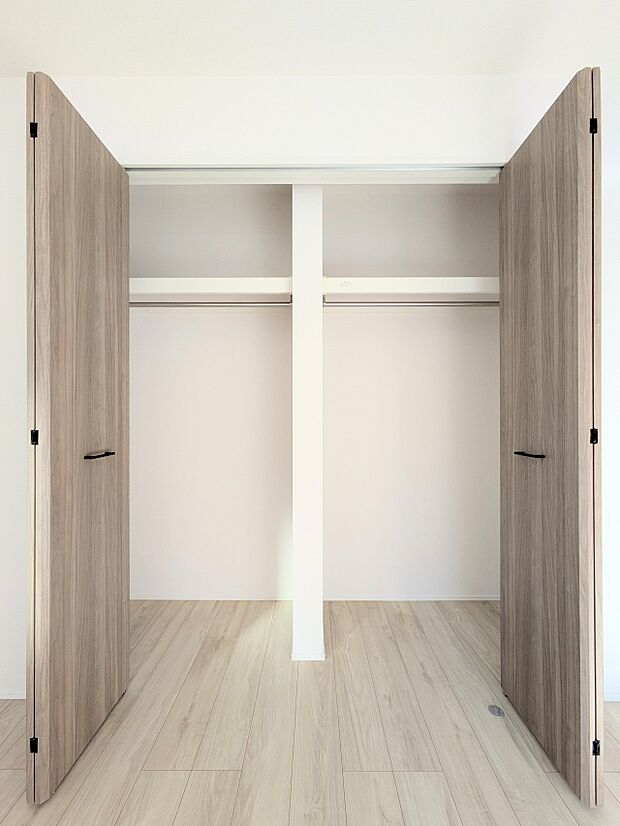 各所に配置された収納スペースは、洋服や小物はもちろんのこと、掃除機や日用予備品・お子様のおもちゃなど様々な物を収納して頂ける便利なスペースです。