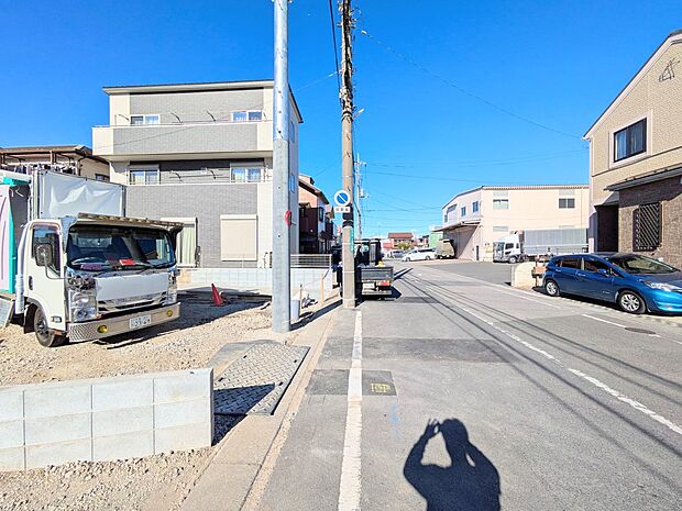 【Frontal road-前面道路-】 静かな通りに面した本物件は、落ち着いて暮らすことができます。 閑静な住宅街で比較的車の通りも少ないのでお子様も安心です。