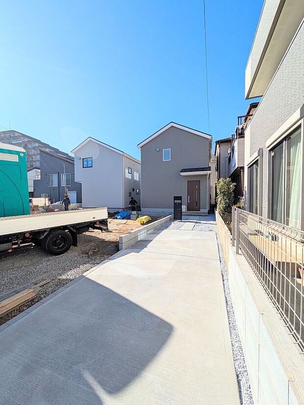 【駐車場】毎日の生活にマイカーが必須という方は、購入を検討する際、駐車場があることは大事な条件です。毎日の通勤や家族の送迎、買い物やお出かけなどクルマのある暮らしを満喫したい方は要チェック。…