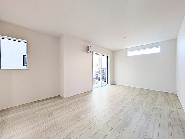 【ダイニングキッチン】ナチュラルな自然光の中での調理。お洒落な食器類を余裕で収納できるスペース。動きやすい女性目線のキッチン動線。これからはお料理をつくる時間が劇的に変わります。