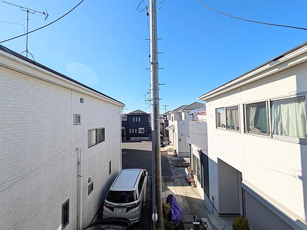 【眺望】その街並みは、さまざまな家の姿が、歩く人々を楽しませている。そう街並みは街の美しい風景なのだ。その風景が目をやさしく和ませてくれている。