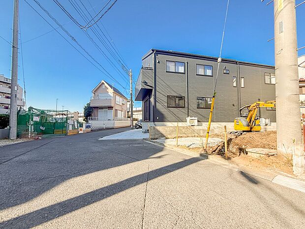 【前面道路4m】家の前をまっすぐの通りが走っている。クルマは少なく、人々は毎朝、ウォーキング、ジョギング、犬の散歩など、フリーな朝時間を過ごしている。