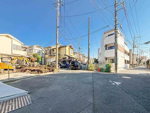 【前面道路4m】家の前をまっすぐの通りが走っている。クルマは少なく、人々は毎朝、ウォーキング、ジョギング、犬の散歩など、フリーな朝時間を過ごしている。