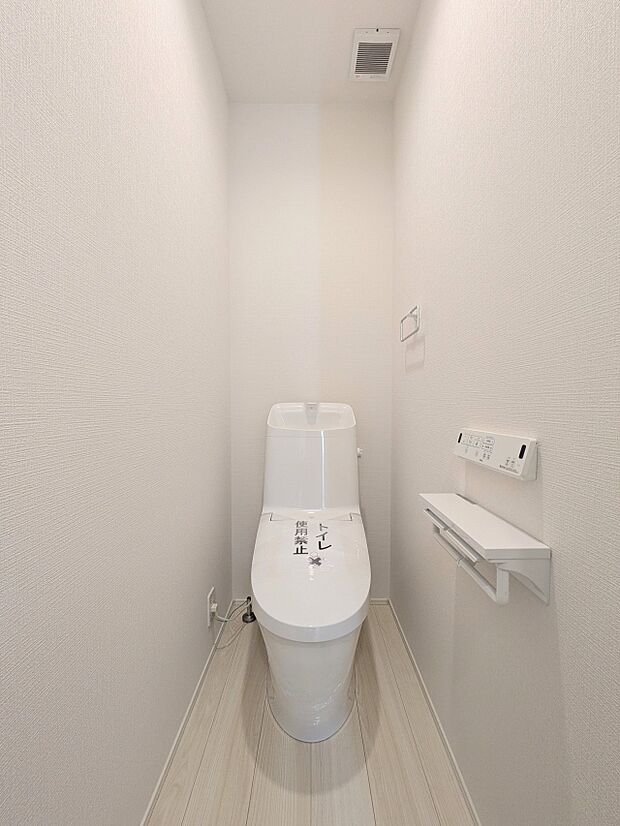 【Toilet】トイレ・ウォシュレット付。快適で衛生的な洗浄機能付温水シャワートイレです。