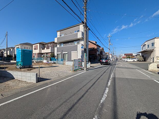 家の前は美しい通りになっていますが、クルマが比較的少なく。家のまわりで遊ぶお子さまも大丈夫です。