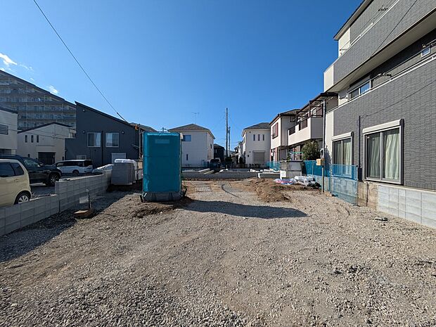 【駐車場】毎日の生活にマイカーが必須という方は、購入を検討する際、駐車場があることは大事な条件です。毎日の通勤や家族の送迎、買い物やお出かけなどクルマのある暮らしを満喫したい方は要チェック！…