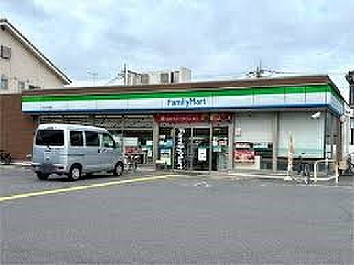 コンビニ 191m ファミリーマート川口江戸袋店(ファミリーマートの強さは、少量のお惣菜を売るファミデリカとドラッグストアと組んだコラボ。サラダを中心にしたヘルシー食材が充実のコンビニです。…