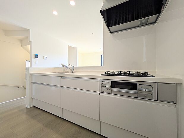 【キッチン】重視したのが奥さま目線でした。その発想で調理に便利な三口コンロや野菜や食器を洗うワイドな洗い場をシステムキッチンに採用。奥さまが喜ぶキッチンを目指しました。