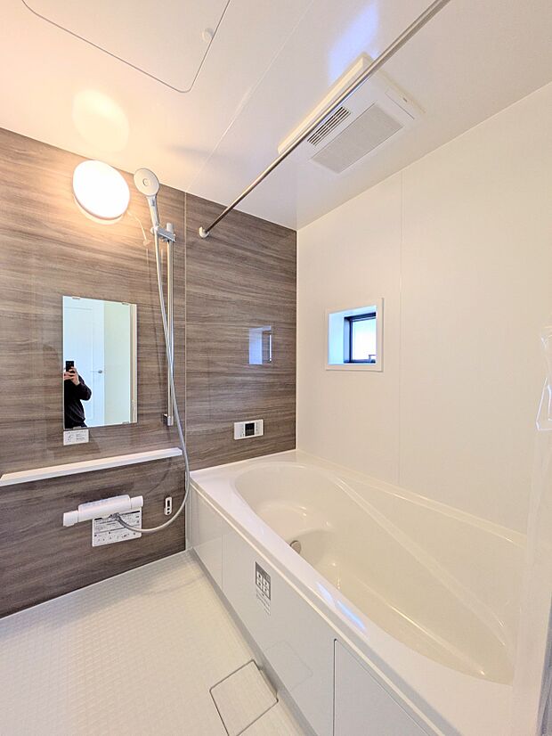 【浴室】1日の疲れを癒すバスルームは、心地よいリラックスを叶える清潔感溢れる美しい空間。