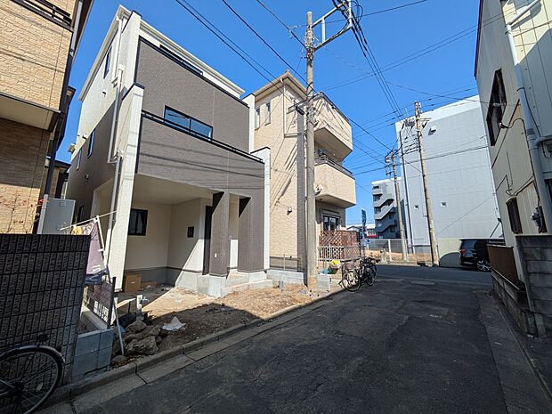 【Frontal road-前面道路-】 静かな通りに面した本物件は、落ち着いて暮らすことができます。 閑静な住宅街で比較的車の通りも少ないのでお子様も安心です。