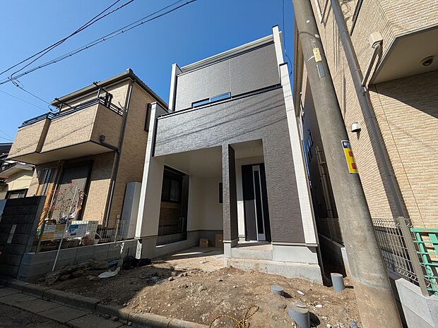 堂々たる趣ながら、主張し過ぎずどこか余裕を感じさせるシャープなフォルムで佇む邸宅は、晴天の空と照らし合わせる事で、本来あるべき完成形の姿を見せてくれます。