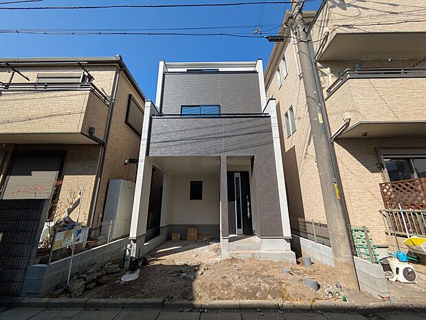 堂々たる趣ながら、主張し過ぎずどこか余裕を感じさせるシャープなフォルムで佇む邸宅は、晴天の空と照らし合わせる事で、本来あるべき完成形の姿を見せてくれます。