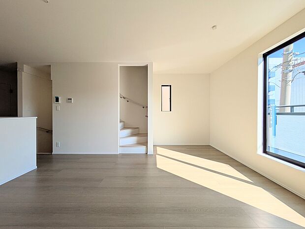 【リビングダイニング】しっかりとした広さがあるのでルームメイク自由自在!