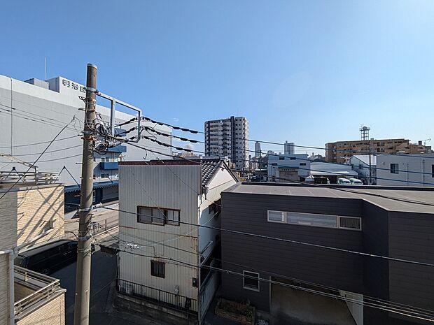 朝の澄んだ空気や、夕方に吹く清々しい風を五感で感じられるバルコニー。屋外にあって、住まいの中でも本当の自然を感じられるスペースです。