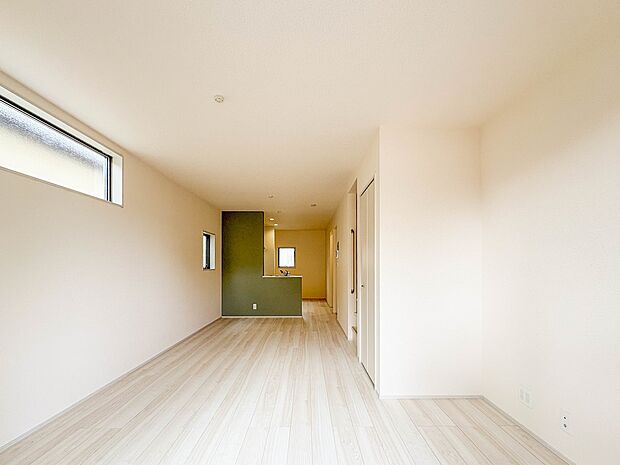 1号棟【LDK16.75帖】シンプルなデザインの家は風情がある。住む人のこだわりを感じる。外観も内装もいたってシンプル。居心地がよく、家事や趣味、子育てなどにも集中できる。家も人間も熟成する…