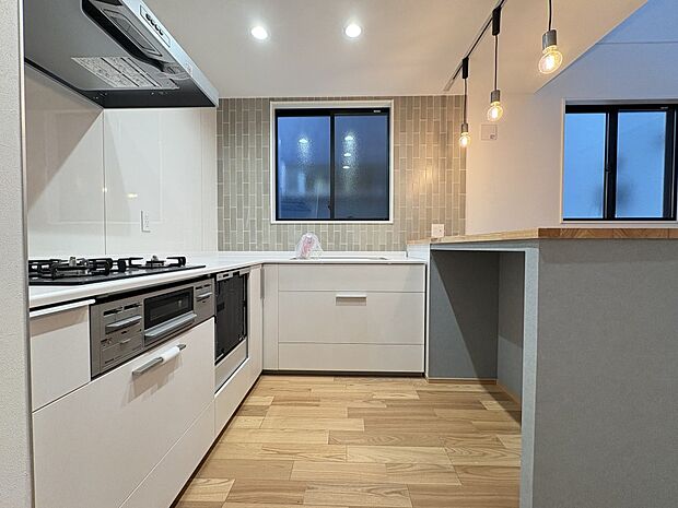 【キッチン】収納力もあるカウンターキッチンを採用。