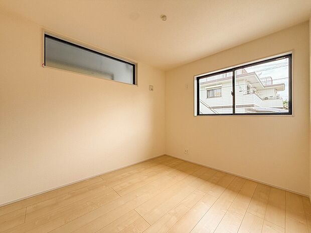 【洋室】お子様のお部屋にぴったりなクロークを備えたフローリング仕様の洋室です。