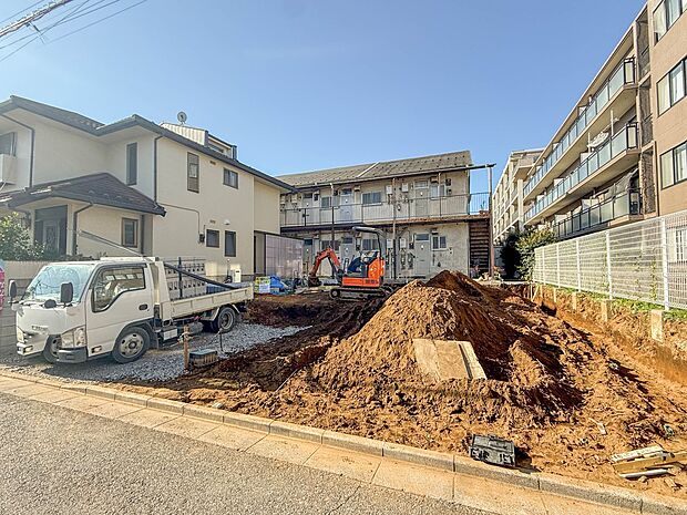 【現地外観】家の前をまっすぐの通りが走っている。クルマは少なく、人々は毎朝、ウォーキング、ジョギング、犬の散歩など、フリーな朝時間を過ごしている。