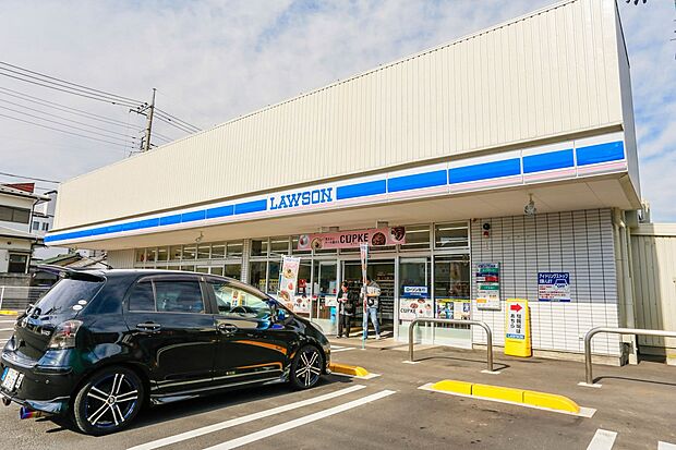 コンビニ 100m ローソン さいたま植竹町一丁目店(新・企業スローガンは「マチのほっとステーション」。「圧倒的な美味しさ」「人への優しさ」「地球（マチ）への優しさ」の3つの約束で社会の課題…