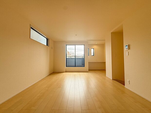 【リビングダイニング】シンプルなデザインの家は風情がある。住む人のこだわりを感じる。外観も内装もいたってシンプル。居心地がよく、家事や趣味、子育てなどにも集中できる。家も人間も熟成するほどシ…