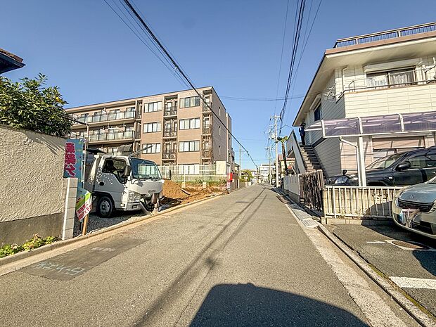 【前面道路】陽当りや通風性など各所に施された工夫で住みやすさを実現。部屋の大きさや周辺環境・街並など、資料には掲載していない情報が現地にはたくさんございます。是非ご確認下さい。