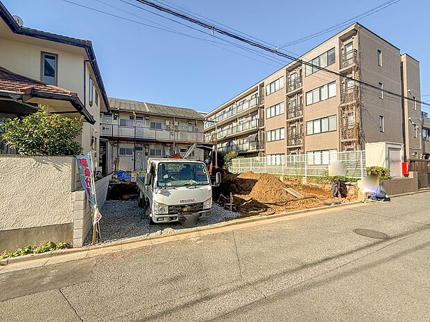 【前面道路】家の前をまっすぐの通りが走っている。クルマは少なく、人々は毎朝、ウォーキング、ジョギング、犬の散歩など、フリーな朝時間を過ごしている。