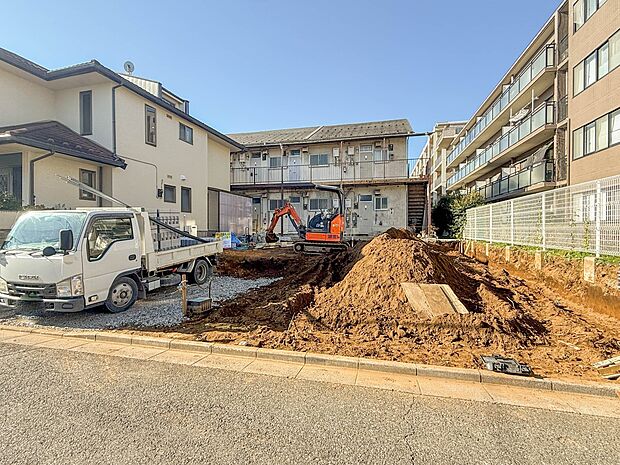 【前面道路】家の前をまっすぐの通りが走っている。クルマは少なく、人々は毎朝、ウォーキング、ジョギング、犬の散歩など、フリーな朝時間を過ごしている。