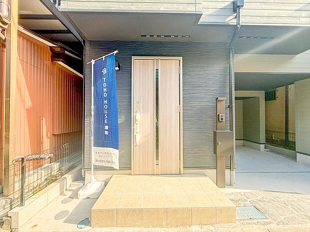 【玄関】玄関はおうちの顔と言われます。玄関アプローチは、外観デザインの印象を左右します。