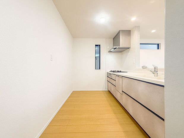 【キッチン】 三口コンロで料理の幅を拡げてくれる使いやすいシステムキッチンを採用。洗い場も大きいので野菜や食器を洗ったりする際にも捗り、奥様の強い味方となってくれるはずです。