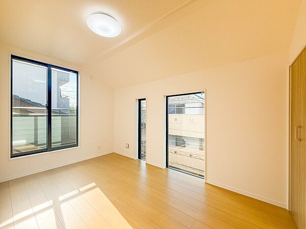 【寝室】充実した生活は伸びやかな居室空間から始まります。快適に・伸びやかに。心の潤いを求める方々へ。