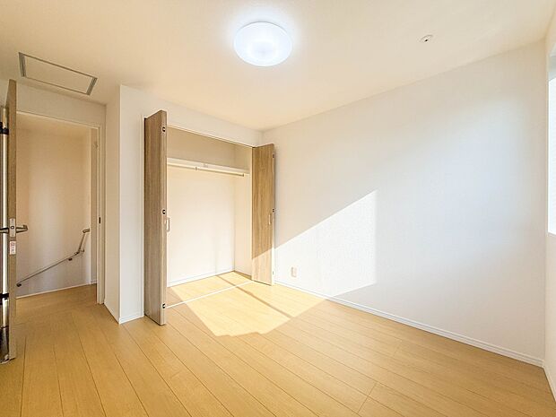 【子供部屋】お子様のお部屋にぴったりなクロークを備えたフローリング仕様の洋室です。