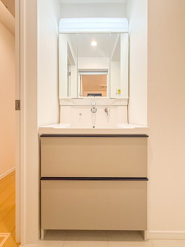 【洗面台】大きく見やすい三面鏡で清潔感ある洗面台は、身だしなみチェックや肌のお手入れに最適です。
