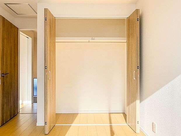 【WIC-ウォークインクローゼット-】 何より、中に入れば全ての服が見てわかるので選択しやすいんです。朝の忙しいときなど便利だな〜と思いますよ。一つのスペースで済むって所がいいんですよね。…