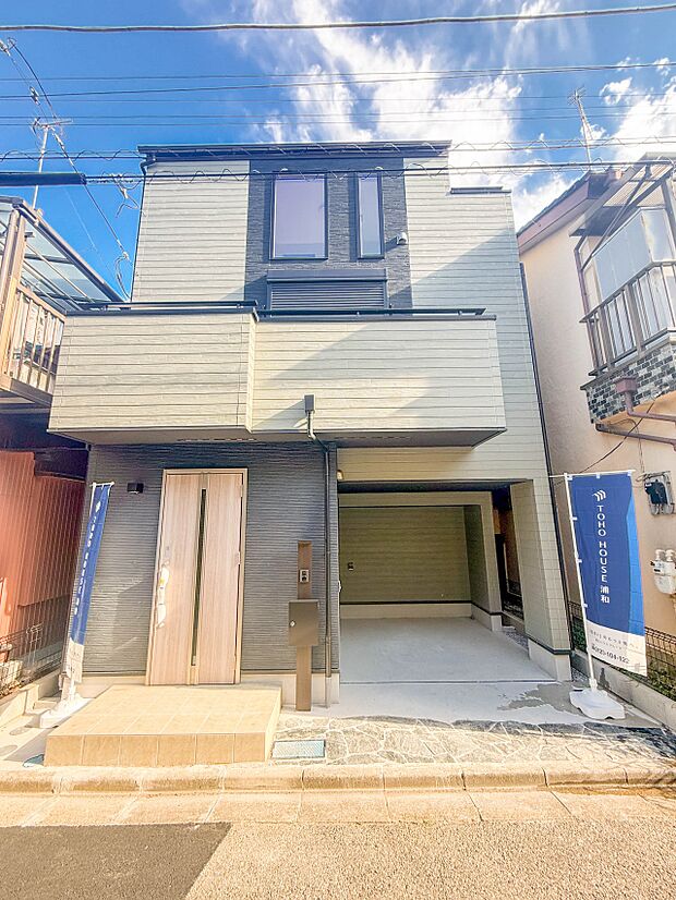 【外観】家族の温かさと陽光の暖かさ、楽しい毎日と明るい未来を予感させる「空間が織り成すひとつ先の住み心地」を演出します。