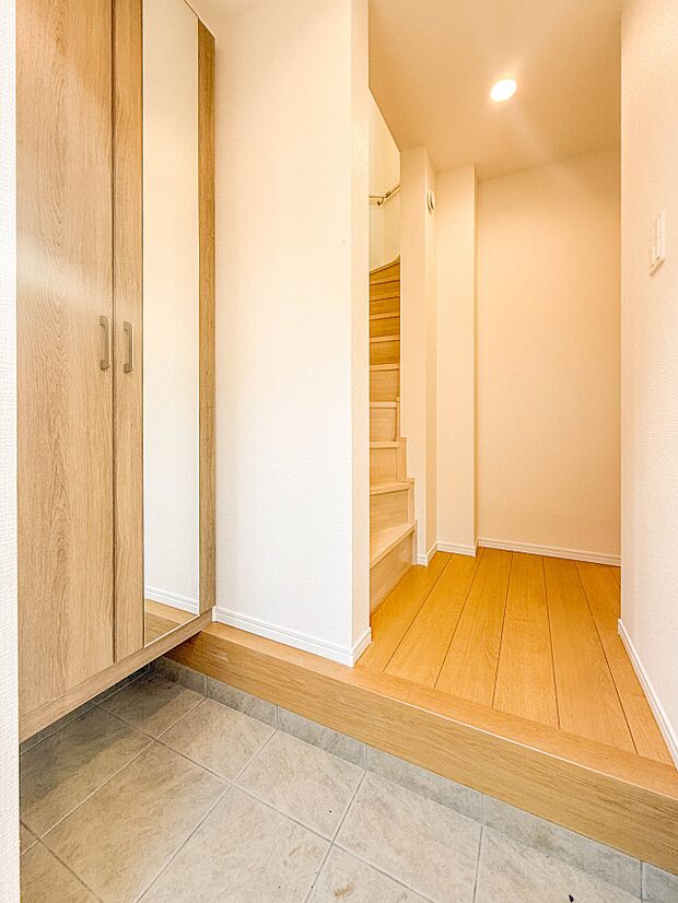 【階段】手すりがないと階段の昇り降りで危険なことはもちろん、壁に手をつきながら歩くことで壁紙が汚れやすくなります。すべての方に快適に昇り降りしていただくため、手すりを設置しました。