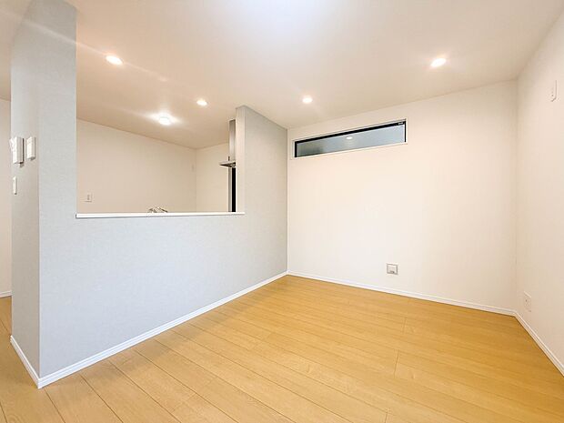 【LDK15帖】広々としたリビングダイニング。ゆったりとしたキッチン。生活動線をLDK に集中させ、ご家族が過ごしやすい空間設計にしました。