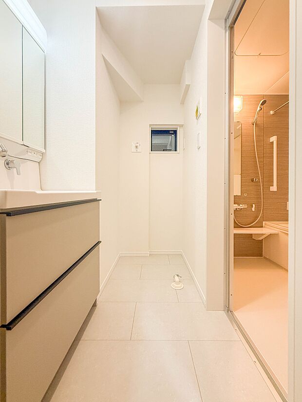 【脱衣場】脱衣所、洗面所は小さなプライベートスペース。歯磨き、洗顔と毎日施す個人空間。換気も設置して、熱気などを開放して、爽やかなスペースになるように設計されています。