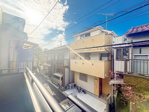 【眺望】 少し優雅に、眺望の良い部屋で新生活をしてみませんか?眺望や窓からの景色が良いと、家で過ごす時間も快適です。