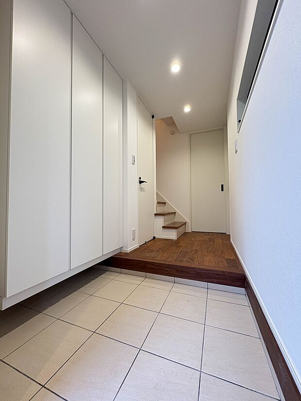 【玄関】広さの玄関スペースはベビーカーなどを置いても十分な広さです。  
