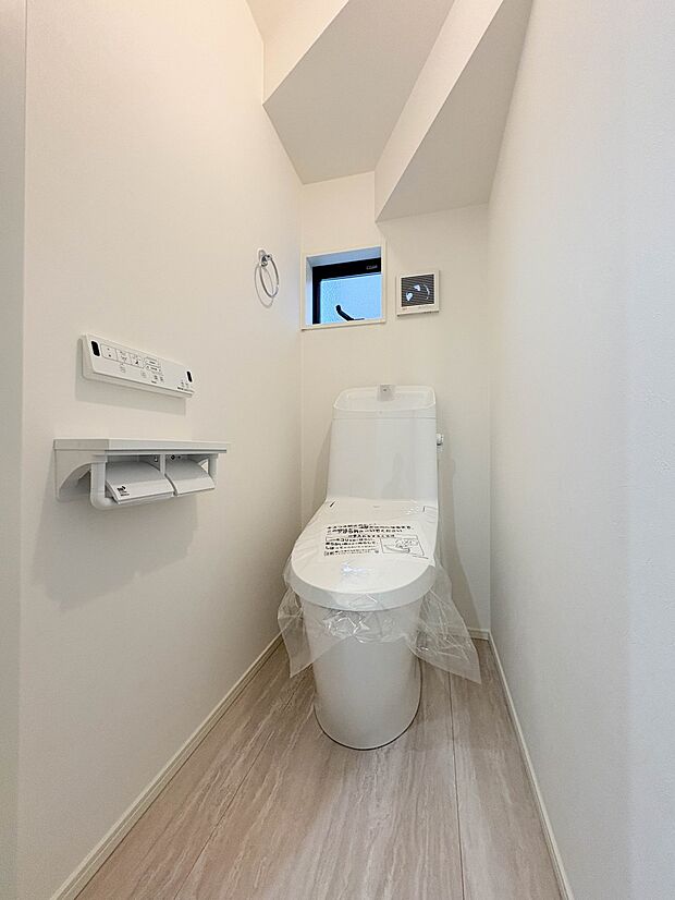 【トイレ】トイレ・ウォシュレット付。快適で衛生的な洗浄機能付温水シャワートイレです。