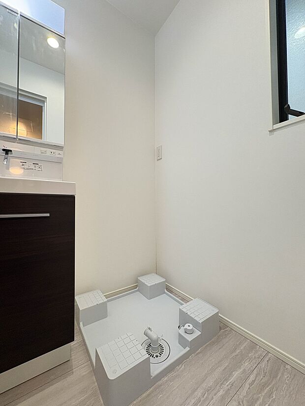 【ランドリースペース】毎日使う洗濯機。しっかりと奥行きのある置き場が確保されています。