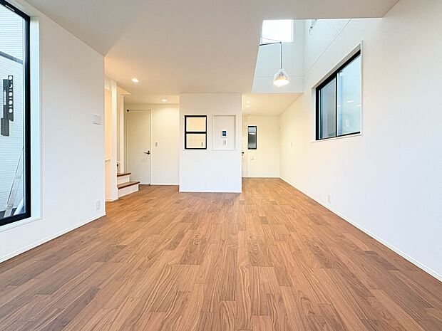 【LDK】大きめのテーブル、ソファも置くことができるリビングダイニング