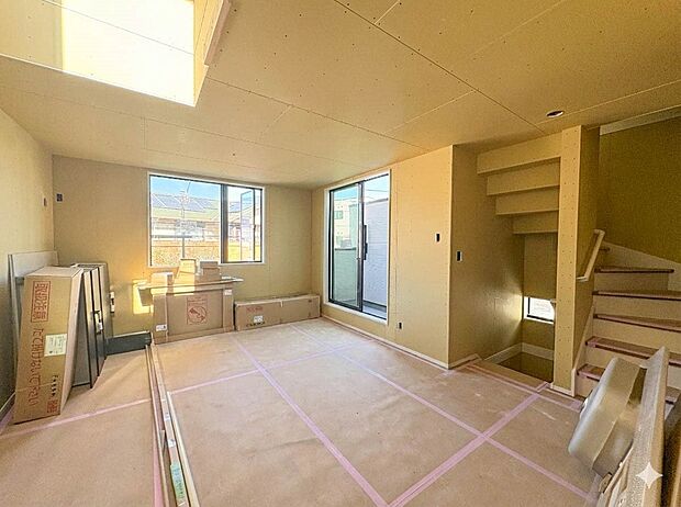 【リビングダイニング】シンプルなデザインの家は風情がある。住む人のこだわりを感じる。外観も内装もいたってシンプル。居心地がよく、家事や趣味、子育てなどにも集中できる。家も人間も熟成するほどシ…