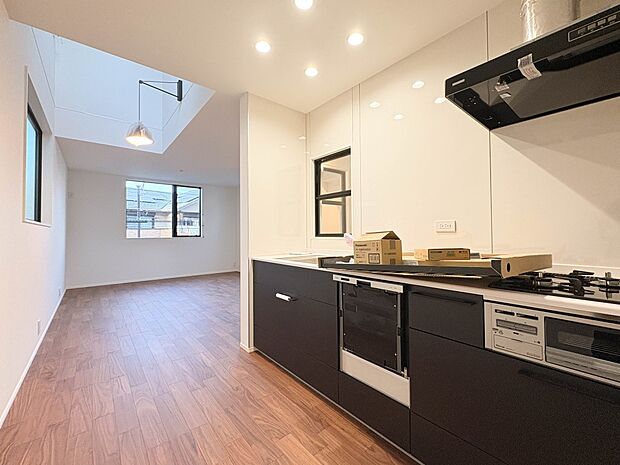 【LDK】キッチンからダイニングやリビングで過ごす家族の様子を見ることが可能です。