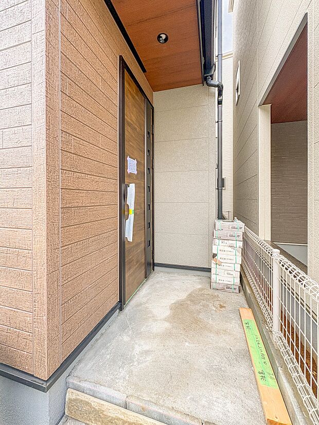 3号棟【玄関】家の顔となる玄関は、高いデザイン性が求められます。高級感と断熱性、防犯性に優れた玄関ドアを標準装備。ピッキング対策のセキュリティサムターン等、防犯に考慮しました。
