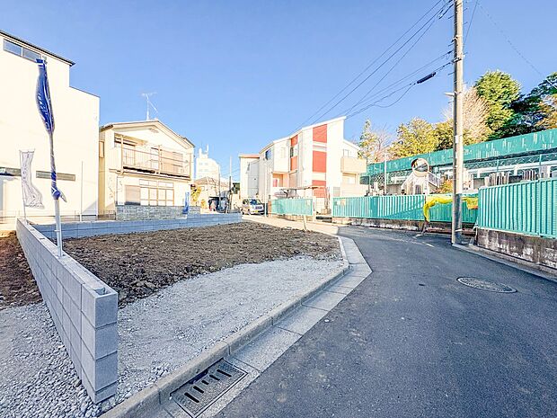 3号棟【前面道路4？】家の前をまっすぐの通りが走っている。クルマは少なく、人々は毎朝、ウォーキング、ジョギング、犬の散歩など、フリーな朝時間を過ごしている。