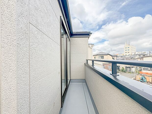 【バルコニー】 バルコニーから差し込む陽光・通風は、住環境・快適性と共に有り続ける貴重な「財産」です。