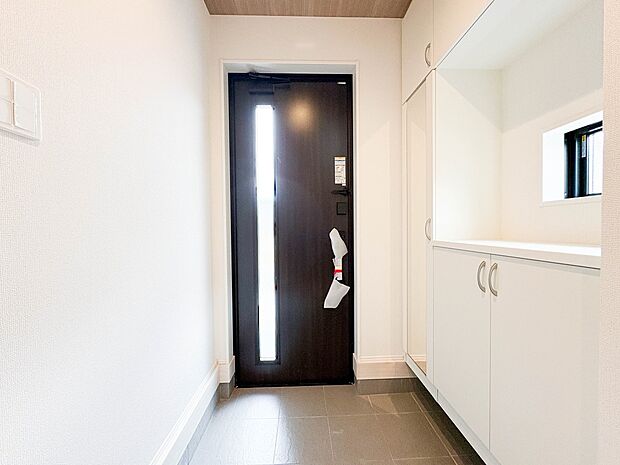 【玄関】玄関はおうちの顔と言われます。玄関アプローチは、外観デザインの印象を左右します。ご家族の個性を出しながら、素敵な玄関でお客様をお迎えしてください。